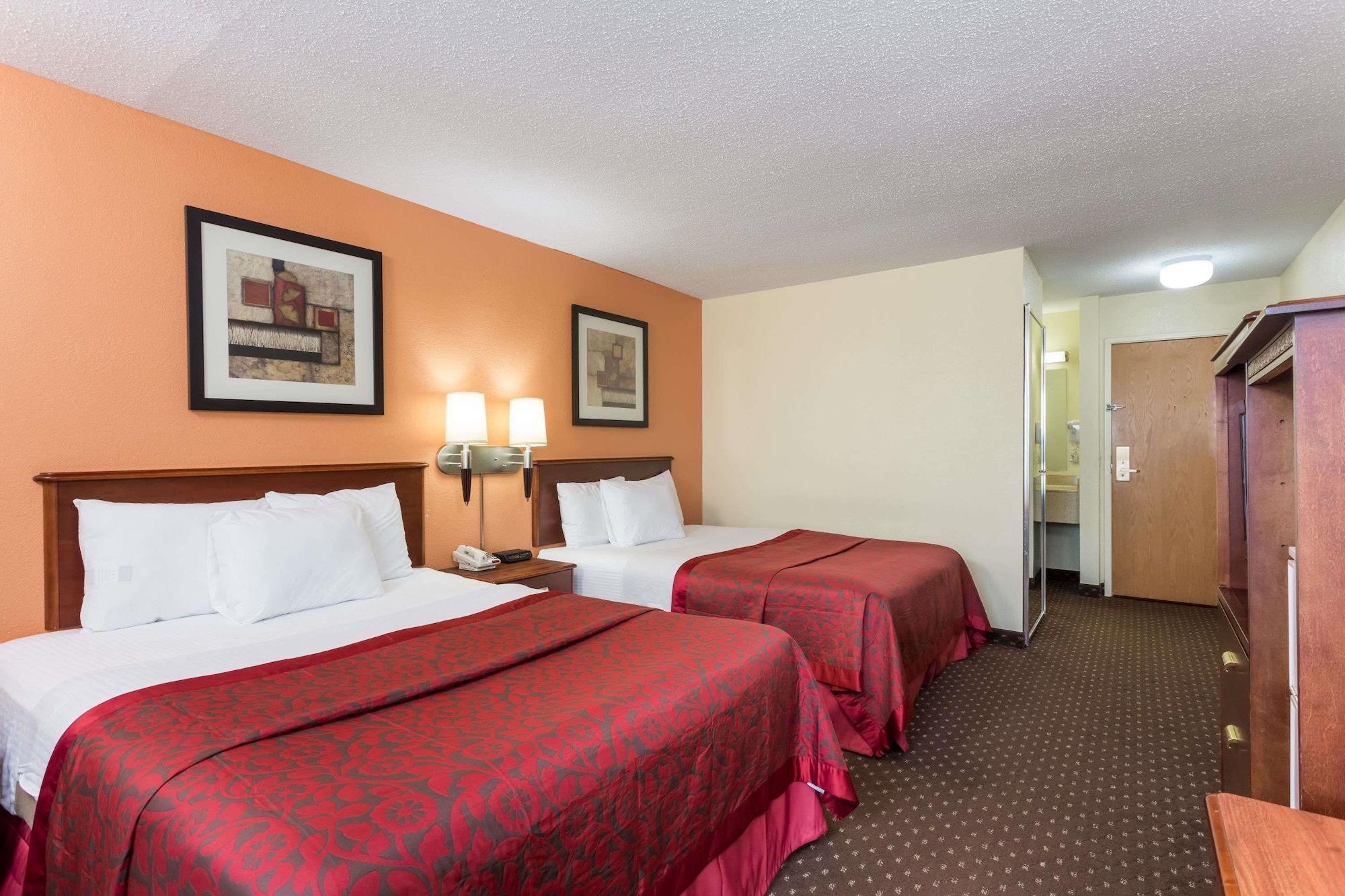Days Inn & Suites By Wyndham Bloomington/Normal Il מראה חיצוני תמונה