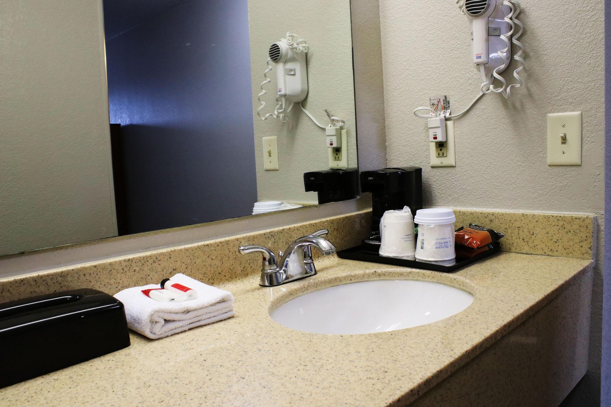Days Inn & Suites By Wyndham Bloomington/Normal Il מראה חיצוני תמונה