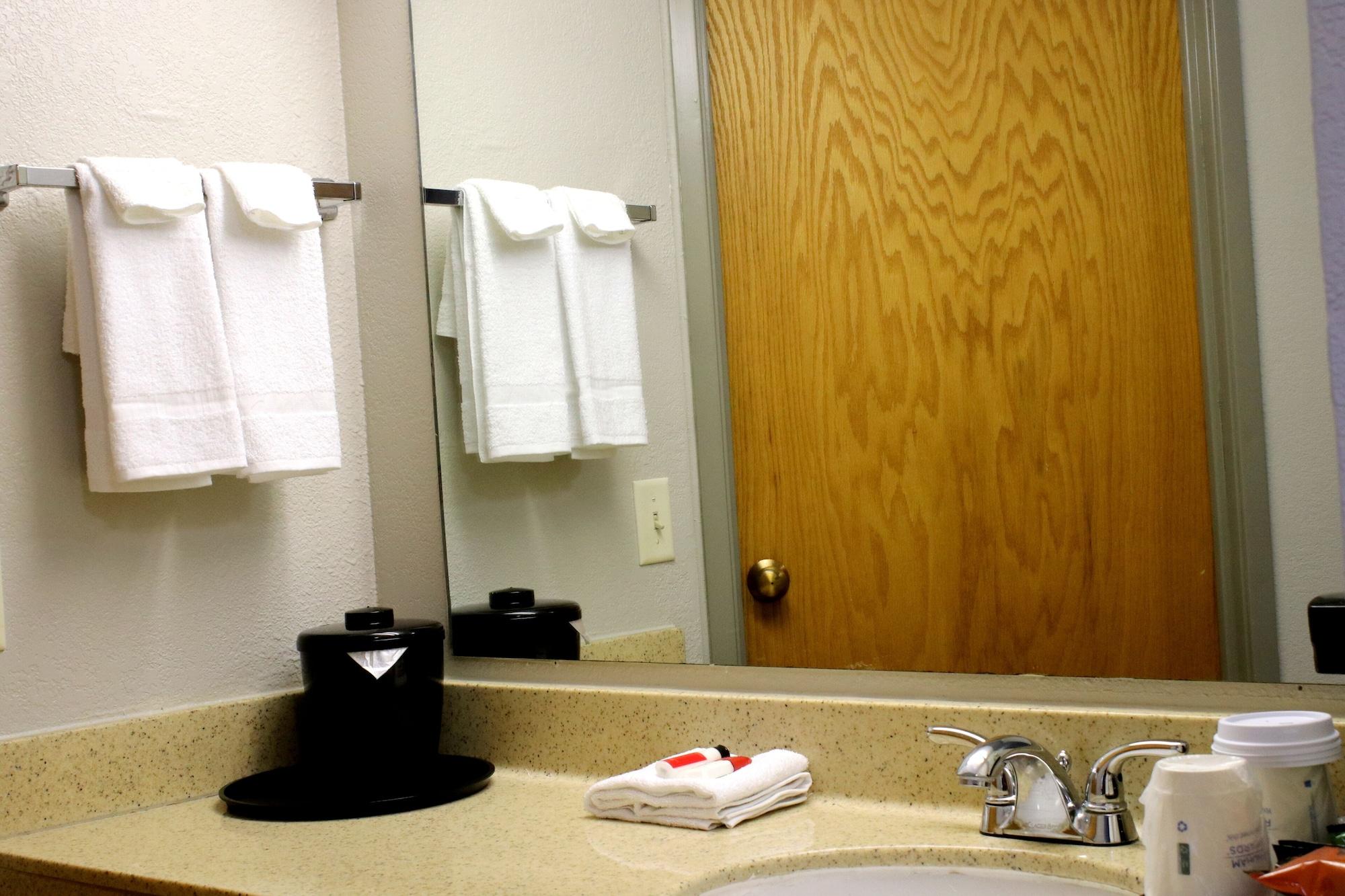 Days Inn & Suites By Wyndham Bloomington/Normal Il מראה חיצוני תמונה
