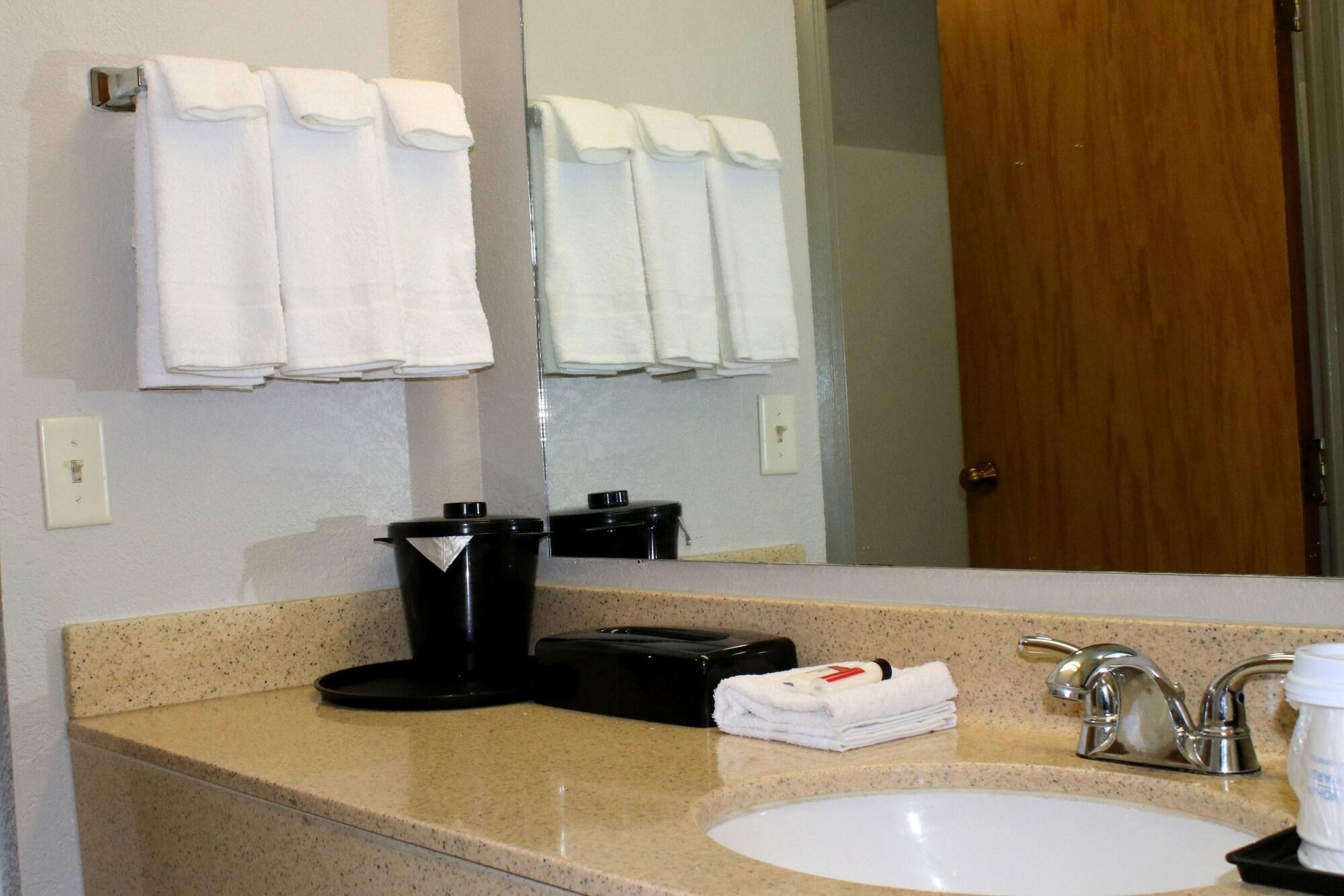 Days Inn & Suites By Wyndham Bloomington/Normal Il מראה חיצוני תמונה