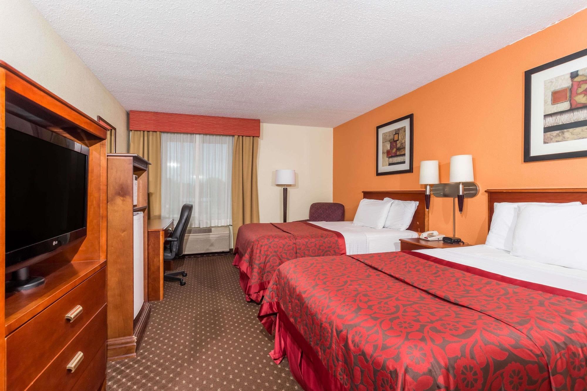 Days Inn & Suites By Wyndham Bloomington/Normal Il מראה חיצוני תמונה
