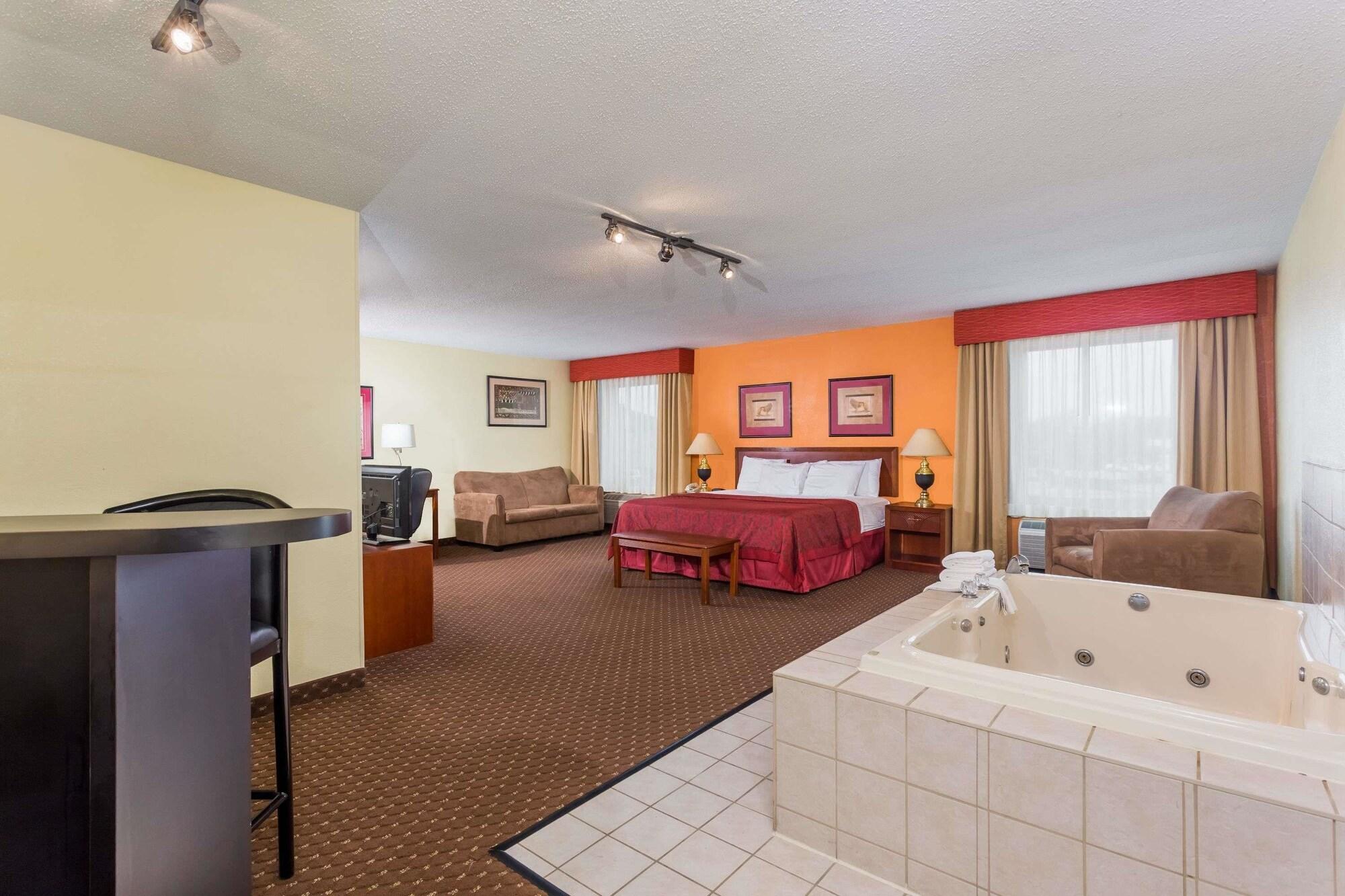 Days Inn & Suites By Wyndham Bloomington/Normal Il מראה חיצוני תמונה