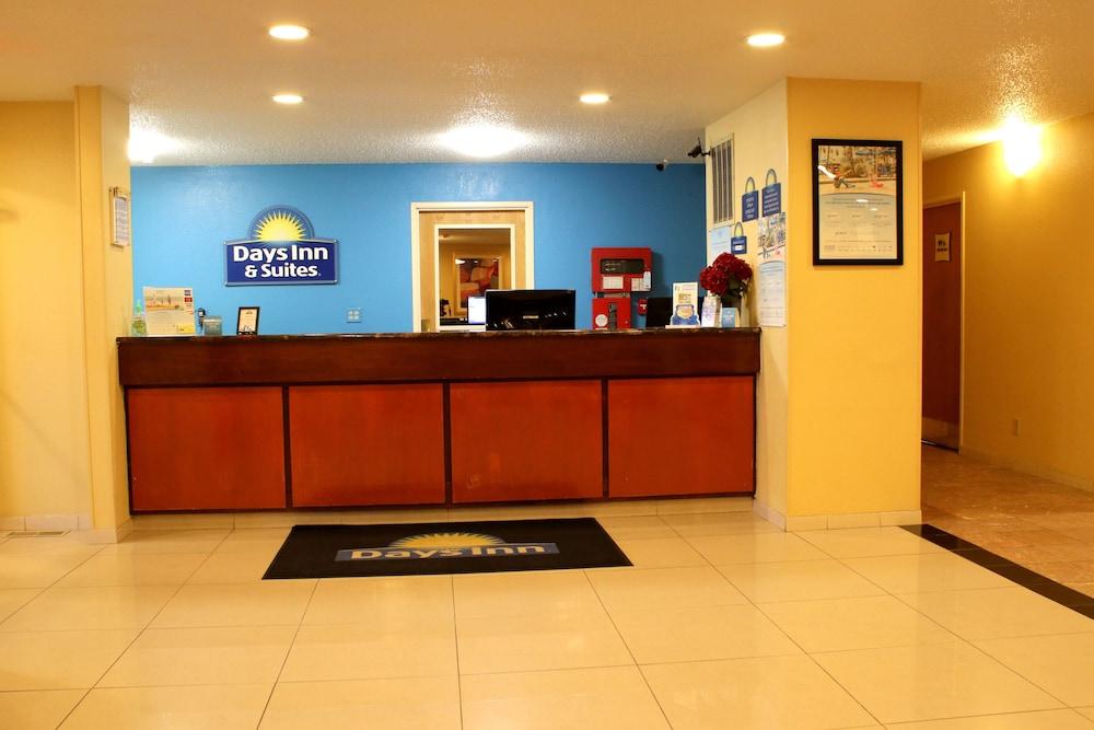 Days Inn & Suites By Wyndham Bloomington/Normal Il מראה חיצוני תמונה