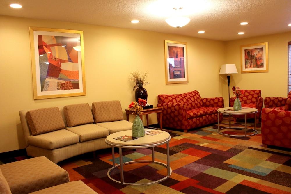 Days Inn & Suites By Wyndham Bloomington/Normal Il מראה חיצוני תמונה