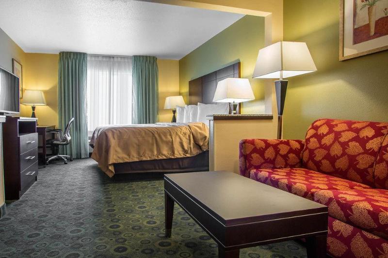 Days Inn & Suites By Wyndham Bloomington/Normal Il מראה חיצוני תמונה