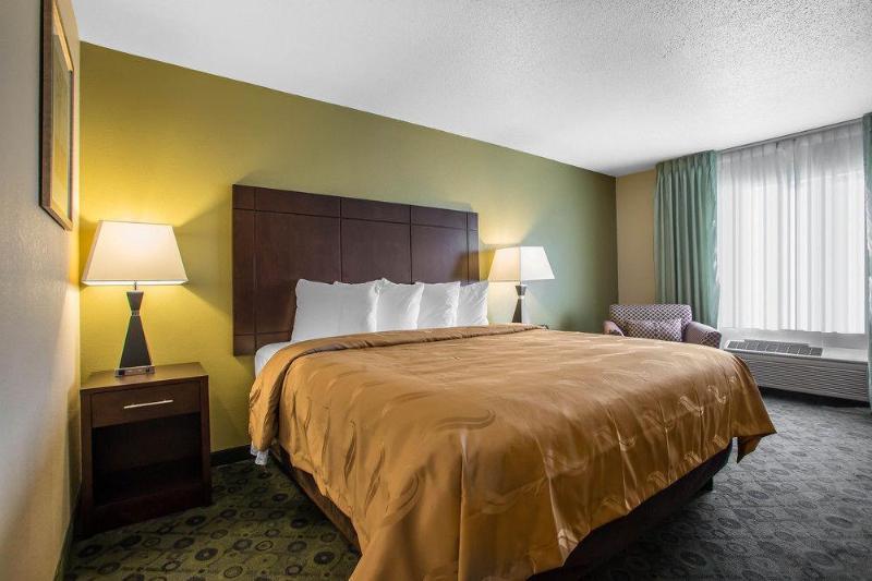 Days Inn & Suites By Wyndham Bloomington/Normal Il מראה חיצוני תמונה