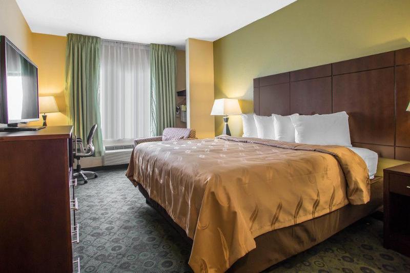 Days Inn & Suites By Wyndham Bloomington/Normal Il מראה חיצוני תמונה