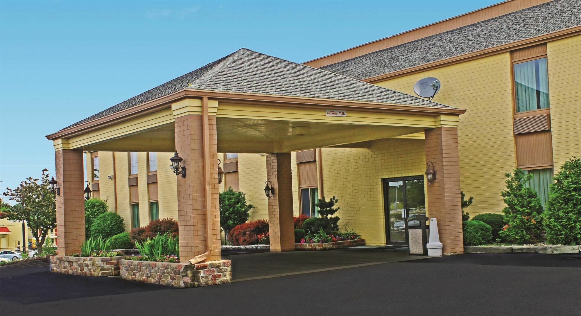 Days Inn & Suites By Wyndham Bloomington/Normal Il מראה חיצוני תמונה