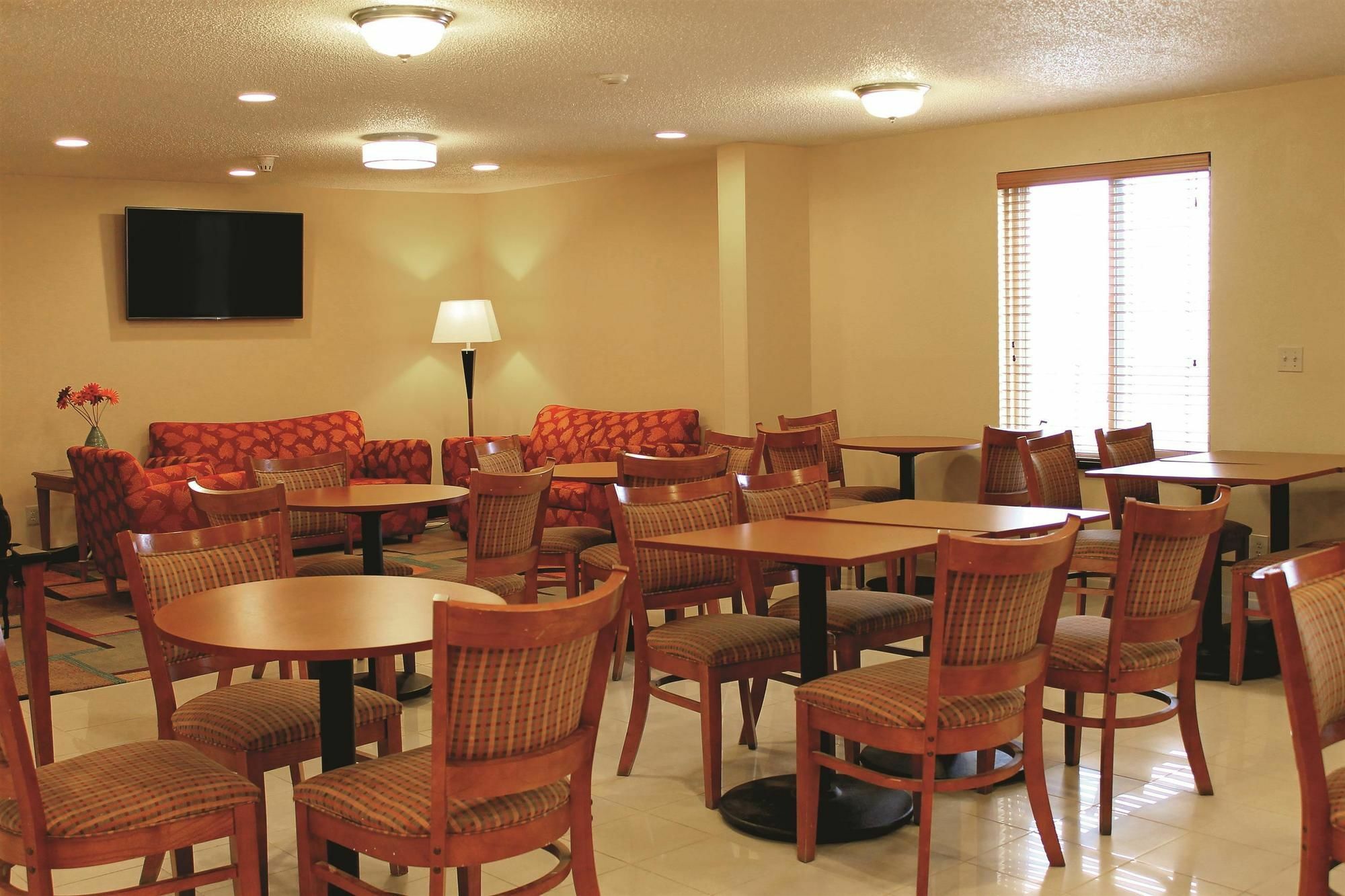 Days Inn & Suites By Wyndham Bloomington/Normal Il מראה חיצוני תמונה