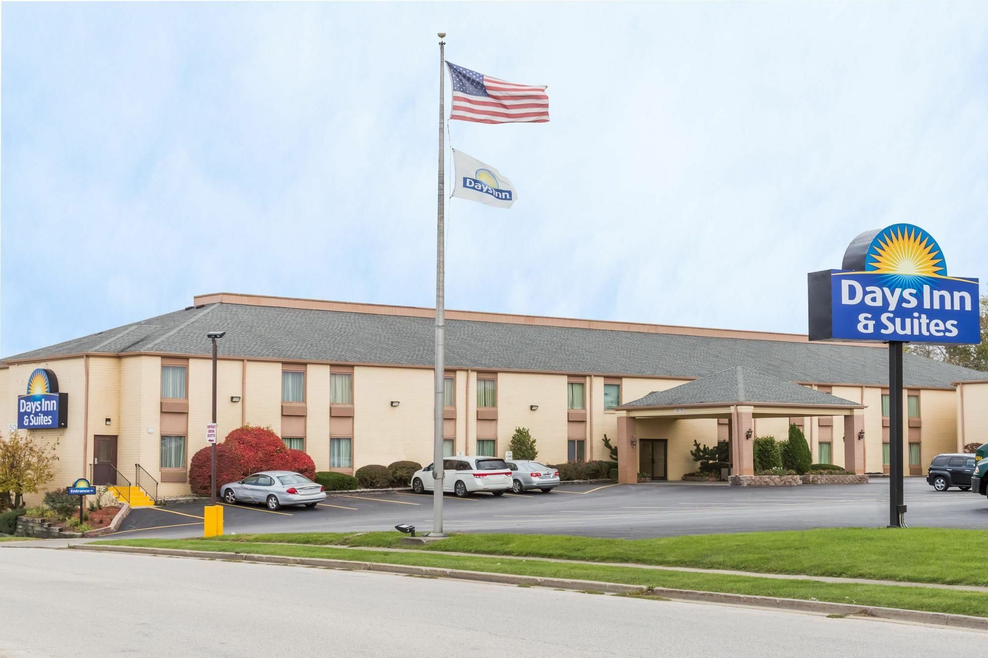 Days Inn & Suites By Wyndham Bloomington/Normal Il מראה חיצוני תמונה