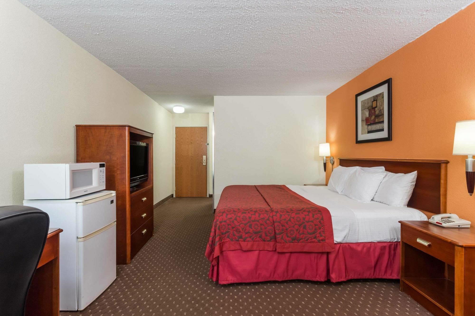 Days Inn & Suites By Wyndham Bloomington/Normal Il מראה חיצוני תמונה