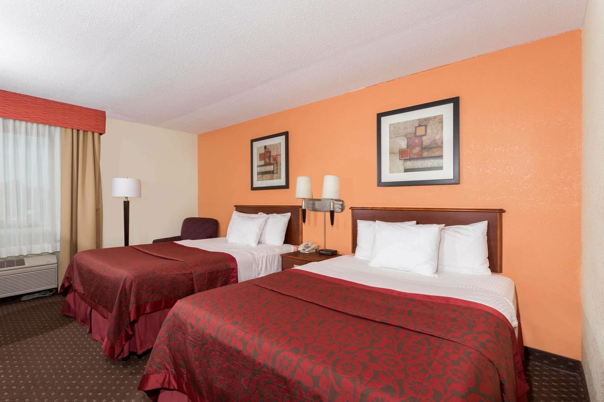 Days Inn & Suites By Wyndham Bloomington/Normal Il מראה חיצוני תמונה