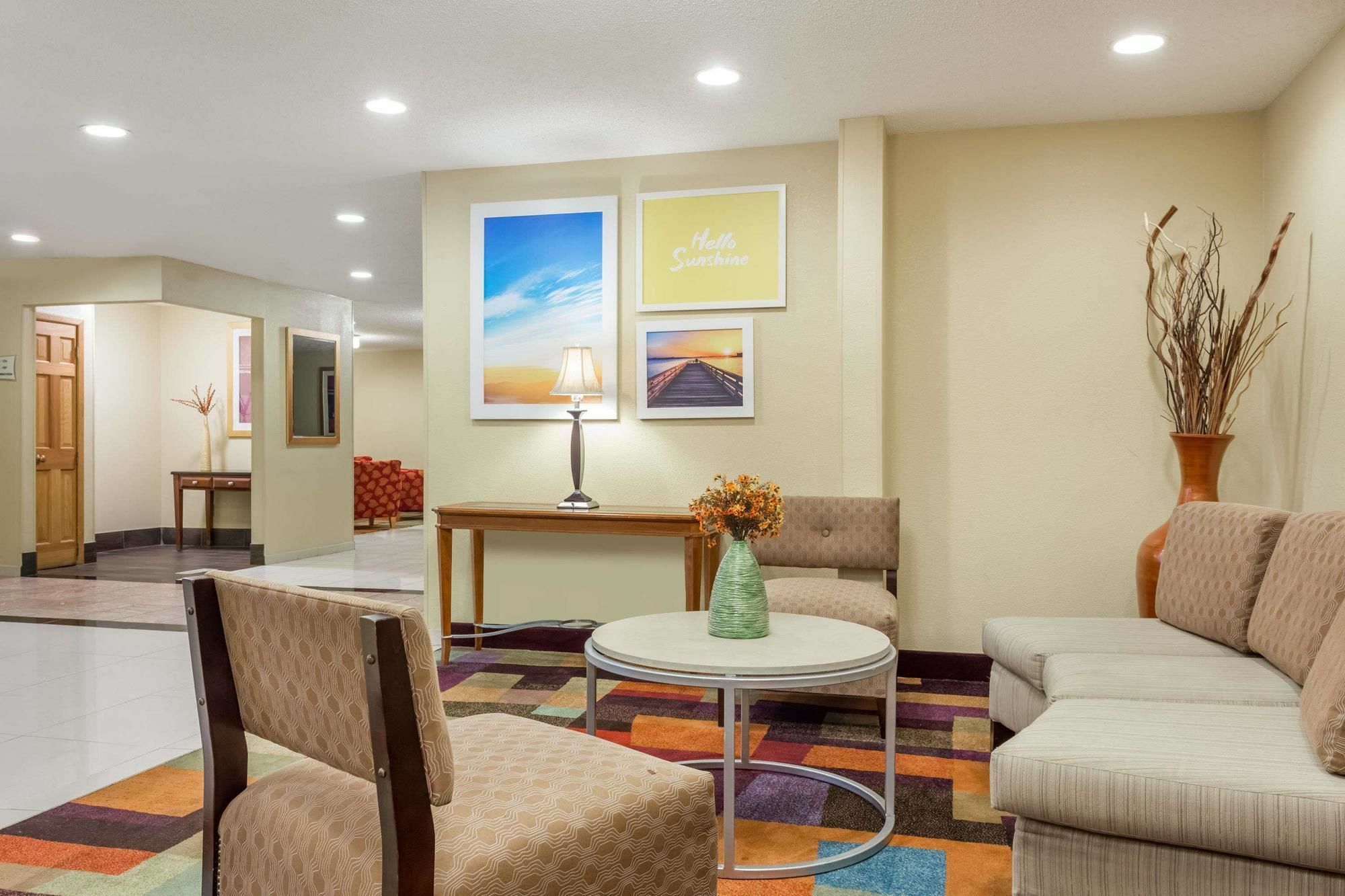 Days Inn & Suites By Wyndham Bloomington/Normal Il מראה חיצוני תמונה