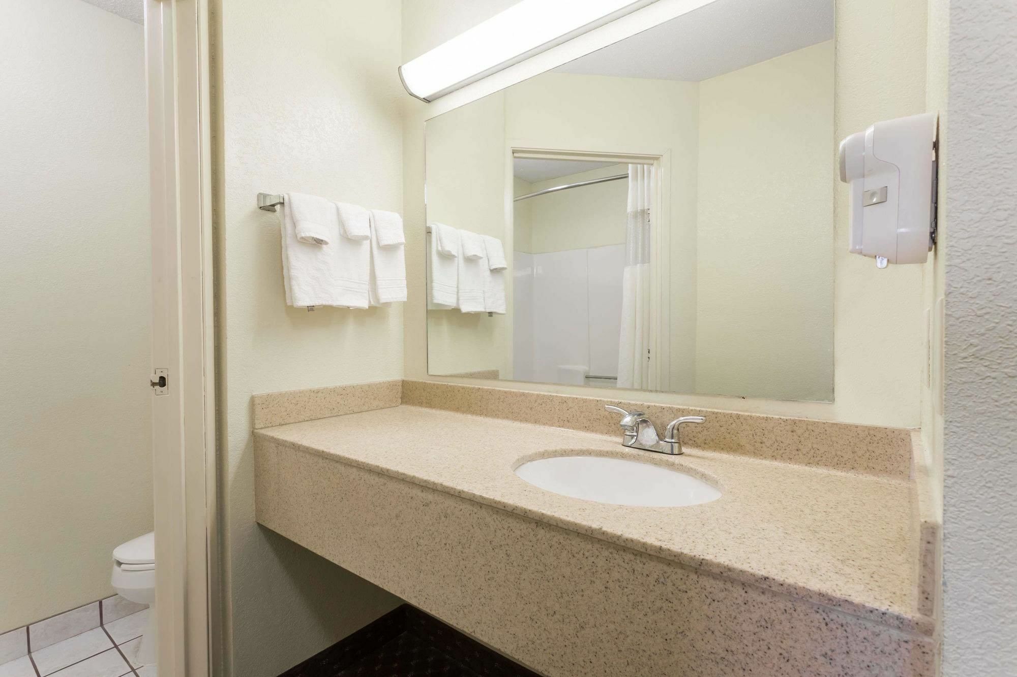 Days Inn & Suites By Wyndham Bloomington/Normal Il מראה חיצוני תמונה